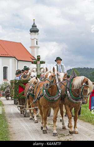 Molte squadre di cavallo andare in luglio a Dietramszell in pellegrinaggio per la notevole cappella Leonhard Foto Stock