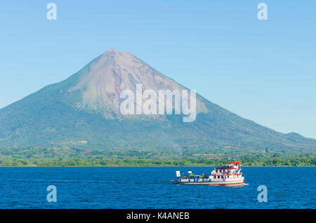 Traghetto di fronte all'isola di Ometepe con il vulcano concepcion, lago Nicaragua (lago Cocibolca), Nicaragua Foto Stock