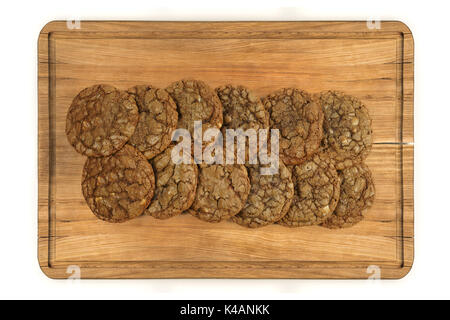 Vista dall'alto di oat cookie sul piatto di legno isolato su sfondo bianco Foto Stock