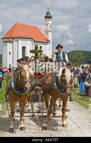 Molte squadre di cavallo andare in luglio a Dietramszell in pellegrinaggio alla chiesa interessante Leonhardi Foto Stock