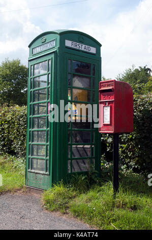 Green convertito e del defibrillatore First Aid box telefonico, Berrow verde, Worcestershire, England, Regno Unito Foto Stock