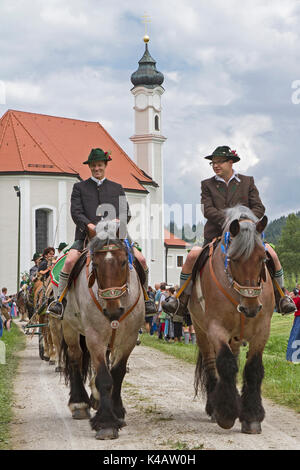 Molte squadre di cavallo andare in luglio a Dietramszell in pellegrinaggio alla chiesa interessante Leonhardi Foto Stock