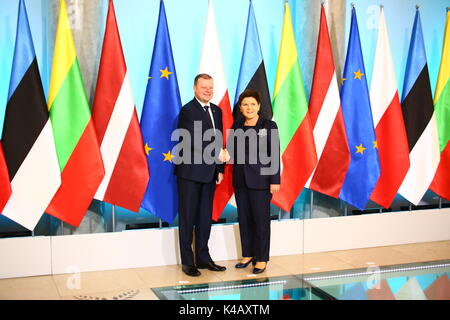 Varsavia, Polonia. 05 Sep, 2017. I primi ministri di Lituania Saulius Skvernelis e lettone Maris Kucinskis arrivati insieme con ambasciatore estone Harri Tiido per visita ufficiale degli Stati baltici al primer Beata Szydlo a Varsavia. Credito: Jakob Ratz/Pacific Press/Alamy Live News Foto Stock