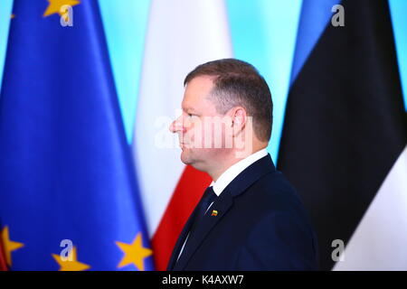 Varsavia, Polonia. 05 Sep, 2017. I primi ministri di Lituania Saulius Skvernelis e lettone Maris Kucinskis arrivati insieme con ambasciatore estone Harri Tiido per visita ufficiale degli Stati baltici al primer Beata Szydlo a Varsavia. Credito: Jakob Ratz/Pacific Press/Alamy Live News Foto Stock