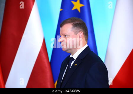 Varsavia, Polonia. 05 Sep, 2017. I primi ministri di Lituania Saulius Skvernelis e lettone Maris Kucinskis arrivati insieme con ambasciatore estone Harri Tiido per visita ufficiale degli Stati baltici al primer Beata Szydlo a Varsavia. Credito: Jakob Ratz/Pacific Press/Alamy Live News Foto Stock