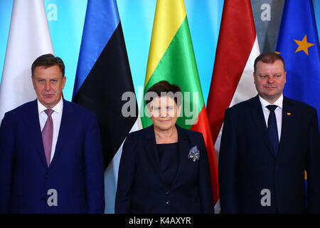 Varsavia, Polonia. 05 Sep, 2017. I primi ministri di Lituania Saulius Skvernelis e lettone Maris Kucinskis arrivati insieme con ambasciatore estone Harri Tiido per visita ufficiale degli Stati baltici al primer Beata Szydlo a Varsavia. Credito: Jakob Ratz/Pacific Press/Alamy Live News Foto Stock