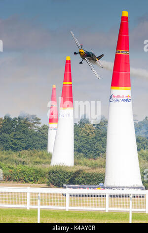 Ascot Berkshire, Regno Unito. Ad alto numero di ottani azione su Ascot Race Course del giorno uno del Red Bull Air Race. Foto Stock