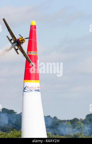 Ascot Berkshire, Regno Unito. Ad alto numero di ottani azione su Ascot Race Course del giorno uno del Red Bull Air Race. Foto Stock