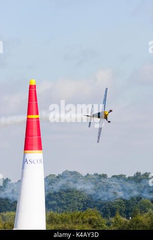 Ascot Berkshire, Regno Unito. Ad alto numero di ottani azione su Ascot Race Course del giorno uno del Red Bull Air Race. Foto Stock