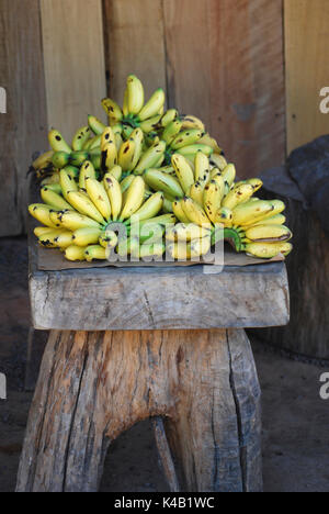 Banane su un tavolo rustico, Cabo Corrientes, Messico Foto Stock