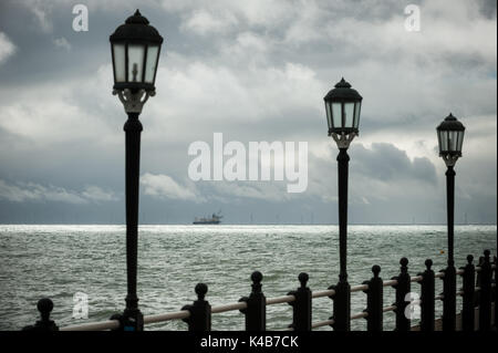 Nuvole drammatico riempiono il cielo sul mare oltre il cantiere per la costruzione della rampion wind farm. worthing west sussex, in Inghilterra, Regno Unito. Foto Stock