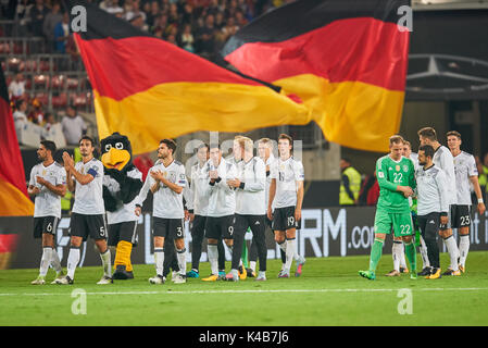 Stuttgart, Germania. 04 Sep, 2017. Coppa del Mondo FIFA 2018 qualifica, Stoccarda, Settembre 04, 2017 Sami KHEDIRA, DFB 6 Mats HUMMELS, DFB 5 Giosuè KIMMICH, DFB 18 Jonas HECTOR, DFB 3 Sebastian RUDY, DFB 21 Julian BRANDT, DFB 20 Benjamin HENRICHS, DFB 2 Leon GORETZKA, DFB 19 Marc-andré TER STEGEN, TW DFB 22 celebrazione, mascotte DFB PAULE Amin YOUNES, DFB 15 Mario GOMEZ, DFB 23 World Cup 2018 Qualifica Gruppo C, Germania - NORVEGIA 6-0 a Stoccarda, Germania, Settembre 04, 2017 Credit: Peter Schatz/Alamy Live News Foto Stock