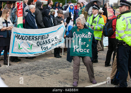 Londra, Regno Unito. 5 Sep, 2017. Quaccheri bloccano la strada di accesso al centro ExCel per impedire che le attrezzature militari provenienti dal carrello per il DSEI Arms giusto la prossima settimana. Credito: Mark Kerrison/Alamy Live News Foto Stock