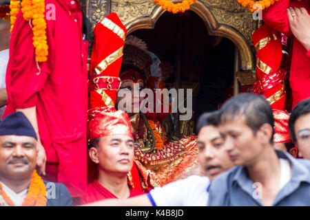 Kathmandu, Nepal. 5 Sep, 2017. Una ragazza vestita come Nepalese dea vivente Kumari partecipa alla celebrazione di Indra Jatra Festival a Basantapur Durbar Square, Kathmandu, Nepal, sul Sett. 5, 2017. Otto giorni di festival celebra Indra, il dio della pioggia, per contrassegnare la fine del monsone. Credito: Pratap Thapa/Xinhua/Alamy Live News Foto Stock