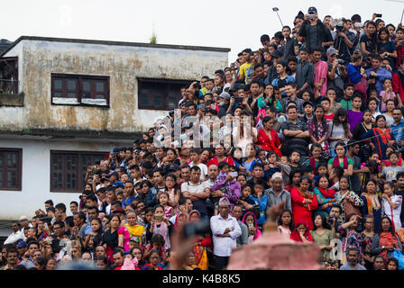 Kathmandu, Nepal. 5 Sep, 2017. Popolo nepalese guarda un carro processione durante la celebrazione di Indra Jatra Festival a Basantapur Durbar Square, Kathmandu, Nepal, sul Sett. 5, 2017. Otto giorni di festival celebra Indra, il dio della pioggia, per contrassegnare la fine del monsone. Credito: Pratap Thapa/Xinhua/Alamy Live News Foto Stock