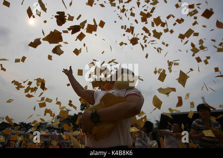 Medan, Indonesia. 5 Sep, 2017. Gli indonesiani cinesi gettano le carte per onorare i loro antenati durante il Fame Festival fantasma a Medan di Nord Sumatra, Indonesia, Sett. 5, 2017. L affamato Ghost festival è celebrato il quindicesimo giorno del settimo mese lunare. Credito: YT Haryono/Xinhua/Alamy Live News Foto Stock