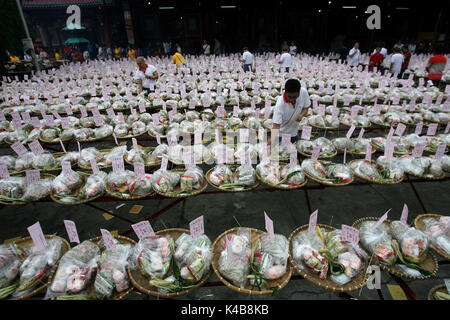 Medan, Indonesia. 5 Sep, 2017. Gli indonesiani cinesi di preparare il cibo per onorare i loro antenati durante il Fame Festival fantasma a Medan di Nord Sumatra, Indonesia, Sett. 5, 2017. L affamato Ghost festival è celebrato il quindicesimo giorno del settimo mese lunare. Credito: YT Haryono/Xinhua/Alamy Live News Foto Stock