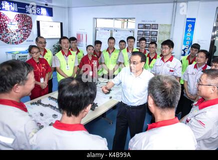 Taiyuan cinese nella provincia di Shanxi. 5 Sep, 2017. Il premier cinese LI Keqiang colloqui con tecnici come egli Huaxiang visite di gruppo in Linfen, nel nord della Cina di nella provincia di Shanxi, Sett. 5, 2017. Il premier cinese LI Keqiang ha fatto un giro di ispezione per Changzhi e Linfen città nel nord della Cina nella provincia dello Shanxi da sett. Da 4 a 5. Credito: Li Tao/Xinhua/Alamy Live News Foto Stock