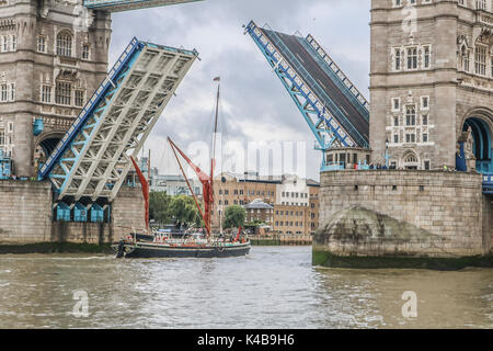 Londra, Regno Unito. 5 Sep, 2017. La mitica London Tower Bridge ascensori per consentire una piccola nave di passare attraverso il credito: amer ghazzal/Alamy Live News Foto Stock