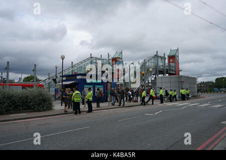 Londra, Inghilterra, Regno Unito. 5 Sep, 2017. Gli attivisti continuano la protesta non fede in guerra al DSEI Arms giusto infatti la vendita di armi è una complicità di assassinare senza sporcare le nostre mani ed è un crimine di guerra al di fuori di Londra Excel Credito: Vedere Li/Alamy Live News Foto Stock