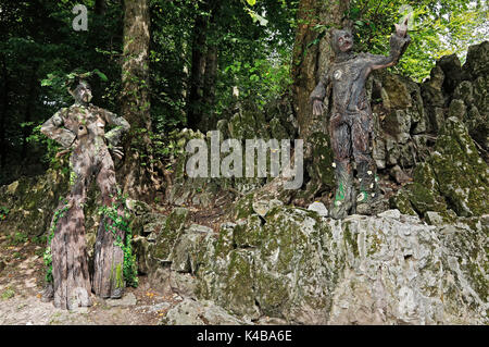 GEEK ART - la bodypainting incontra SciFi, Fantasy e altro ancora: Fotografare da favola con il modello Maria ed Enrico come alberi al Castello Marien di Pattensen il 30 agosto 2017 - un progetto del fotografo Tschiponnique Skupin e del bodypainter e trasformatore Enrico Lein Foto Stock