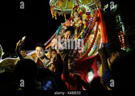 Mumbai, India. 05 Sep, 2017. I devoti portano idolo di dio indù ganesha nel mare Arabico al decimo giorno del ganesh utsav festival il 5 settembre 2017 in Mumbai, India. Credito: Chirag Wakaskar/Alamy Live News Foto Stock