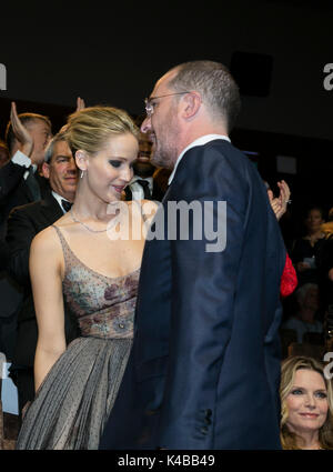 Venezia, Italia. 05 Sep, 2017. Jennifer Lawrence e direttore di Darren Aronofsky frequentare la premiere del film 'Maltri!' durante la 74a Mostra del Cinema di Venezia al Palazzo del Cinema di Venezia, Italia, il 05 settembre 2017. - Nessun filo SERVICE - foto: Hubert Boesl/dpa/Alamy Live News Foto Stock