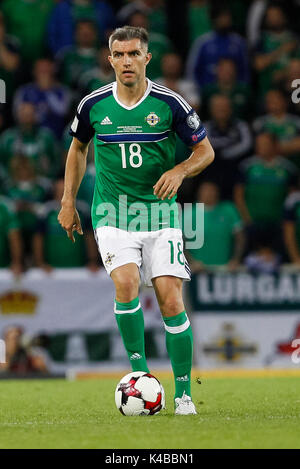 Aaron Hughes dell Irlanda del Nord durante la Coppa del Mondo FIFA 2018 qualifica del gruppo C match tra Irlanda del Nord e Repubblica ceca a Windsor Park il 4 settembre 2017 a Belfast, Irlanda del Nord. (Foto di Daniel Chesterton/phcimages.com) Foto Stock