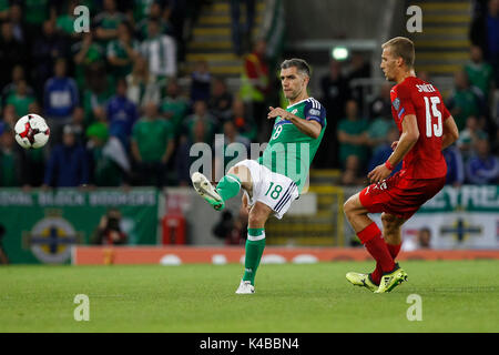 Aaron Hughes dell Irlanda del Nord e Tomas Soucek della Repubblica ceca durante la Coppa del Mondo FIFA 2018 qualifica del gruppo C match tra Irlanda del Nord e Repubblica ceca a Windsor Park il 4 settembre 2017 a Belfast, Irlanda del Nord. (Foto di Daniel Chesterton/phcimages.com) Foto Stock