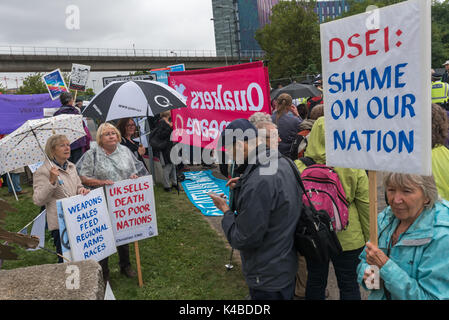 Londra, Regno Unito. 5 Sep, 2017. Il secondo giorno di proteste contro il mondo la più grande fiera di armi detenute nelle Docklands di Londra, 'Nessuna fede in guerra" è stata una serie di eventi organizzati da vari gruppi di fede. Prima del mio arrivo vi era stato un lock-in sull'approccio road arrestando le consegne provenienti per impostare il giusto attraverso la porta est. Questa è stata seguita da una riunione di Quaker a lato della strada durante la quale un certo numero di persone che stavano in piedi o seduto per bloccare la strada e diversi che si è rifiutato di muoversi erano stati arrestati. Credito: Peter Marshall / Alamy Live News Foto Stock