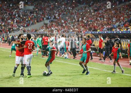 Alessandria, Egitto. 5 Sep, 2017. Dell'egitto Mohamed Salah e Saleh Gomaa celebrare, dopo il 2018 World Cup di gruppo e qualifiche partita di calcio tra Egitto ed Uganda presso il Borg El Arab Stadium in Alessandria, Egitto, Martedì, Settembre 5, 2017. Credito: Islam Safwat/Alamy Live News Foto Stock