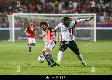 Alessandria, Egitto. 5 Sep, 2017. Dell'egitto Mohamed Salah, sinistra, con l Uganda è Hassan Wasswa, durante il 2018 World Cup di gruppo e qualifiche partita di calcio tra Egitto ed Uganda presso il Borg El Arab Stadium in Alessandria, Egitto, Martedì, Settembre 5, 2017. Credito: Islam Safwat/Alamy Live News Foto Stock