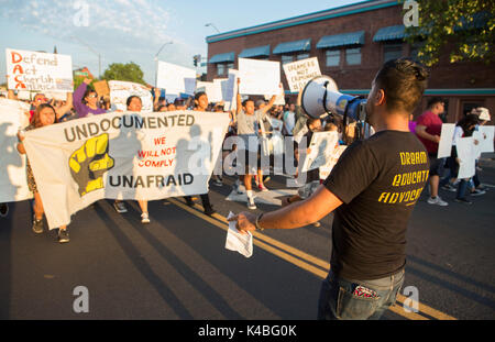 Santa Ana, California, Stati Uniti d'America. 5 Sep, 2017. Centinaia hanno preso la strada del centro cittadino di Santa Ana per protestare contro la rimozione di DACA Martedì 05 Settembre 2017 Credit: Kevin avvertire/ZUMA filo/Alamy Live News Foto Stock