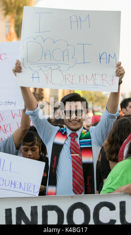 Santa Ana, California, Stati Uniti d'America. 5 Sep, 2017. Centinaia hanno preso la strada del centro cittadino di Santa Ana per protestare contro la rimozione di DACA Martedì 05 Settembre 2017 Credit: Kevin avvertire/ZUMA filo/Alamy Live News Foto Stock