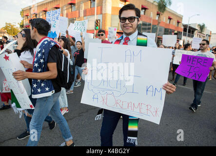 Santa Ana, California, Stati Uniti d'America. 5 Sep, 2017. Centinaia hanno preso la strada del centro cittadino di Santa Ana per protestare contro la rimozione di DACA Martedì 05 Settembre 2017 Credit: Kevin avvertire/ZUMA filo/Alamy Live News Foto Stock