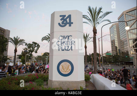 Santa Ana, California, Stati Uniti d'America. 5 Sep, 2017. Centinaia hanno preso la strada del centro cittadino di Santa Ana per protestare contro la rimozione di DACA Martedì 05 Settembre 2017 Credit: Kevin avvertire/ZUMA filo/Alamy Live News Foto Stock