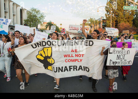 Santa Ana, California, Stati Uniti d'America. 5 Sep, 2017. Centinaia hanno preso la strada del centro cittadino di Santa Ana per protestare contro la rimozione di DACA Martedì 05 Settembre 2017 Credit: Kevin avvertire/ZUMA filo/Alamy Live News Foto Stock