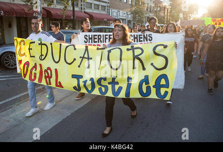 Santa Ana, California, Stati Uniti d'America. 5 Sep, 2017. Centinaia hanno preso la strada del centro cittadino di Santa Ana per protestare contro la rimozione di DACA Martedì 05 Settembre 2017 Credit: Kevin avvertire/ZUMA filo/Alamy Live News Foto Stock