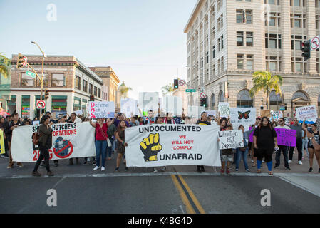 Santa Ana, California, Stati Uniti d'America. 5 Sep, 2017. Centinaia hanno preso la strada del centro cittadino di Santa Ana per protestare contro la rimozione di DACA Martedì 05 Settembre 2017 Credit: Kevin avvertire/ZUMA filo/Alamy Live News Foto Stock