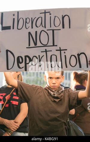 Santa Ana, California, Stati Uniti d'America. 5 Sep, 2017. Centinaia hanno preso la strada del centro cittadino di Santa Ana per protestare contro la rimozione di DACA. Credito: Kevin avvertire/ZUMA filo/Alamy Live News Foto Stock