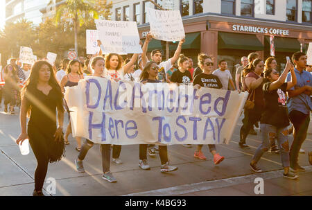 Santa Ana, California, Stati Uniti d'America. 5 Sep, 2017. Centinaia hanno preso la strada del centro cittadino di Santa Ana per protestare contro la rimozione di DACA martedì. Credito: Kevin avvertire/ZUMA filo/Alamy Live News Foto Stock