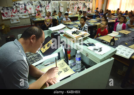 3 settembre 2017 - Shijiazhuang, Shijiazhuang, Cina - Shijiazhuang, Cina-3a Settembre 2017: (solo uso editoriale. Cina fuori) ..i ragazzi imparano a scrivere la calligrafia in Shijiazhuang, a nord della Cina di nella provincia di Hebei, Settembre 2nd, 2017. (Credito Immagine: © SIPA Asia via ZUMA filo) Foto Stock