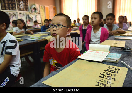 3 settembre 2017 - Shijiazhuang, Shijiazhuang, Cina - Shijiazhuang, Cina-3a Settembre 2017: (solo uso editoriale. Cina fuori) ..i ragazzi imparano a scrivere la calligrafia in Shijiazhuang, a nord della Cina di nella provincia di Hebei, Settembre 2nd, 2017. (Credito Immagine: © SIPA Asia via ZUMA filo) Foto Stock