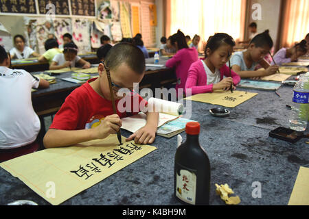 3 settembre 2017 - Shijiazhuang, Shijiazhuang, Cina - Shijiazhuang, Cina-3a Settembre 2017: (solo uso editoriale. Cina fuori) ..i ragazzi imparano a scrivere la calligrafia in Shijiazhuang, a nord della Cina di nella provincia di Hebei, Settembre 2nd, 2017. (Credito Immagine: © SIPA Asia via ZUMA filo) Foto Stock