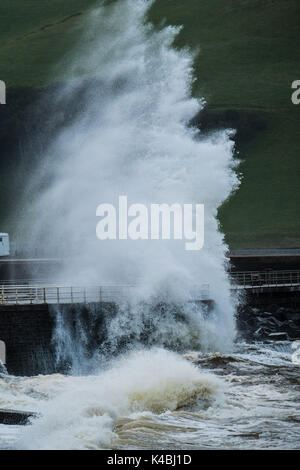 Aberystwyth Wales UK, mercoledì 06 settembre 2017 UK Meteo: come il nuovo meteo diventa instabile e breezy, forti venti e maree alte portate onde tempestose schiantarsi dentro la parete del porto in Aberystwyth su Cardigan Bay costa del Galles occidentale Photo credit: Keith Morris/Alamy Live News Foto Stock