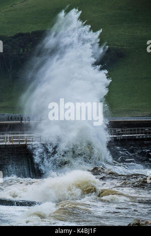 Aberystwyth Wales UK, mercoledì 06 settembre 2017 UK Meteo: come il nuovo meteo diventa instabile e breezy, forti venti e maree alte portate onde tempestose schiantarsi dentro la parete del porto in Aberystwyth su Cardigan Bay costa del Galles occidentale Photo credit: Keith Morris/Alamy Live News Foto Stock