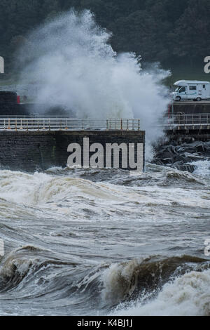 Aberystwyth Wales UK, mercoledì 06 settembre 2017 UK Meteo: come il nuovo meteo diventa instabile e breezy, forti venti e maree alte portate onde tempestose schiantarsi dentro la parete del porto in Aberystwyth su Cardigan Bay costa del Galles occidentale Photo credit: Keith Morris/Alamy Live News Foto Stock