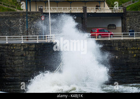 Aberystwyth Wales UK, mercoledì 06 settembre 2017 UK Meteo: come il nuovo meteo diventa instabile e breezy, forti venti e maree alte portate onde tempestose a schiantarsi sulla passeggiata di Aberystwyth su Cardigan Bay costa del Galles occidentale Photo credit: Keith Morris/Alamy Live News Foto Stock