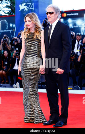 Venezia, Italia. 05 Sep, 2017. Michelle Pfeiffer e il marito david e. kelley frequentando il 'maltri!' premiere al 74a venice international film festival presso il palazzo del cinema il 05 settembre 2017 a Venezia, Italia credito: geisler-fotopress/alamy live news Foto Stock