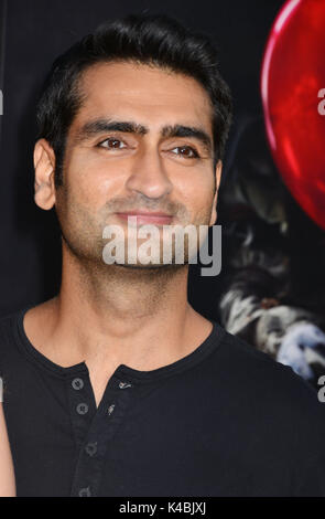 Los Angeles, Stati Uniti d'America. 05 Sep, 2017. Kumail Nanjiani arrivando in essa potrete anche galleggiante Premiere al TCL Chinese Theatre di Los Angeles. Il 5 settembre 2017. Credito: Tsuni/USA/Alamy Live News Foto Stock